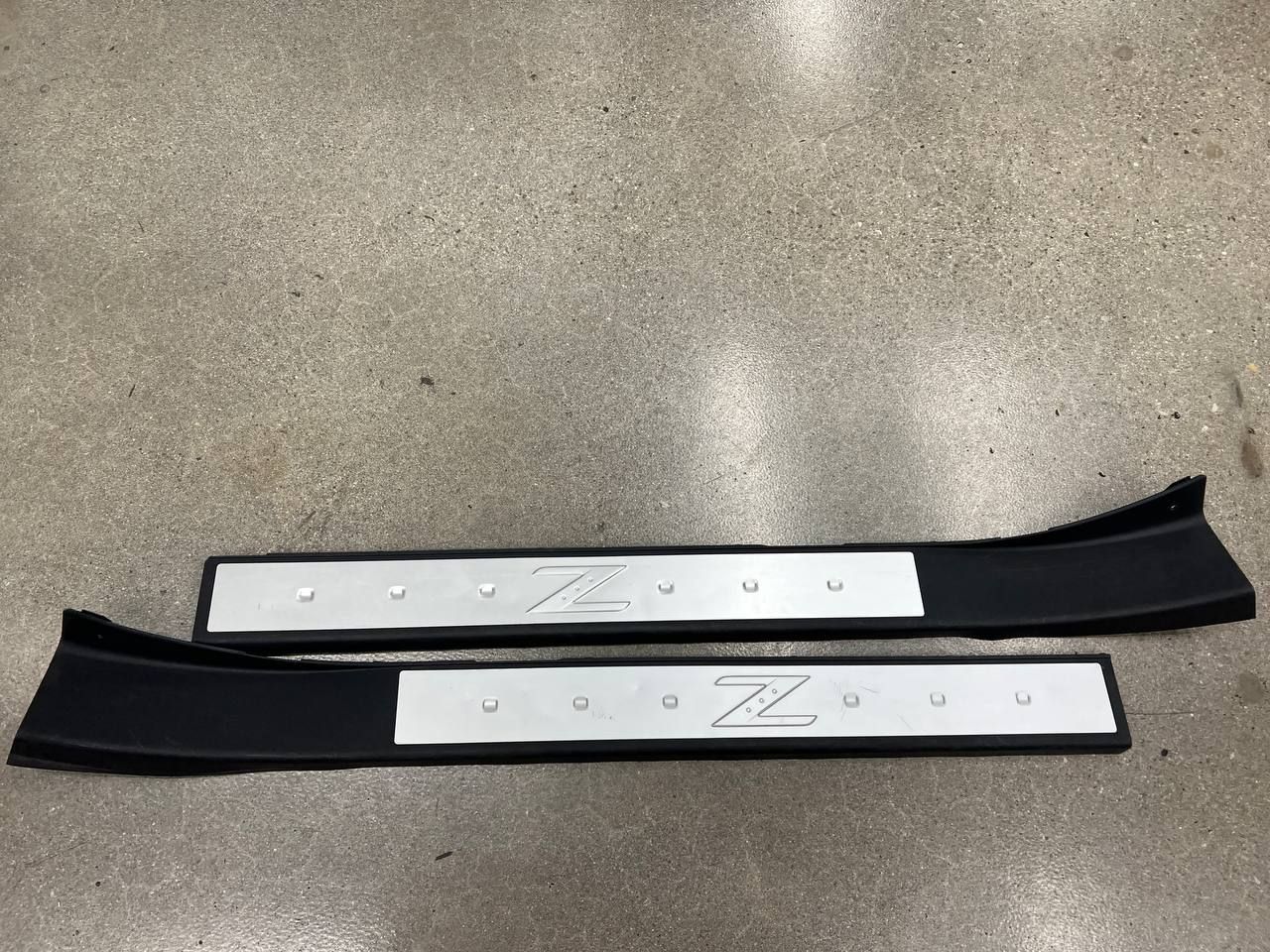 Nismo Aluminum Door Sill Trim Kick Plates - Nissan 350Z 03-08 Z33 (SCRATCH & DENT)